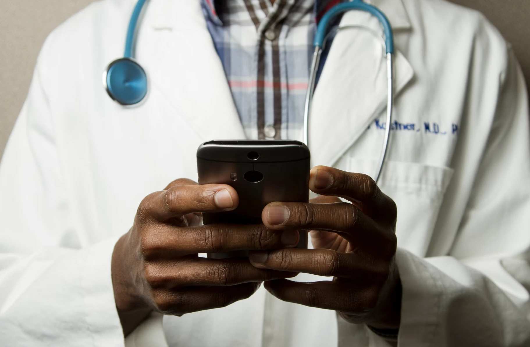 A UCSF Adota Escriv&atilde;es de IA para Melhorar a Intera&ccedil;&atilde;o M&eacute;dico-Paciente