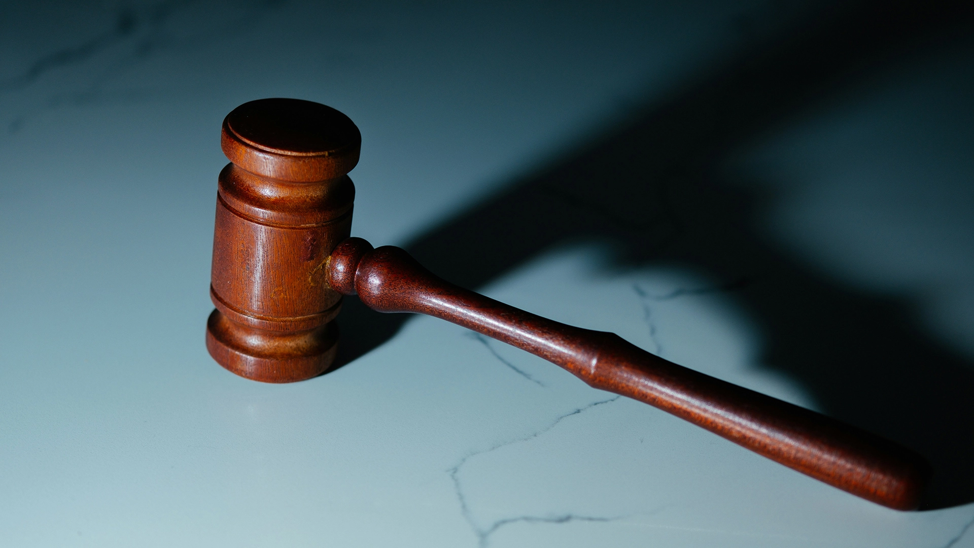 Juíza Decide em Favor da Anthropic em Estágio Inicial de Processo de Direitos Autorais de Inteligência Artificial na Música