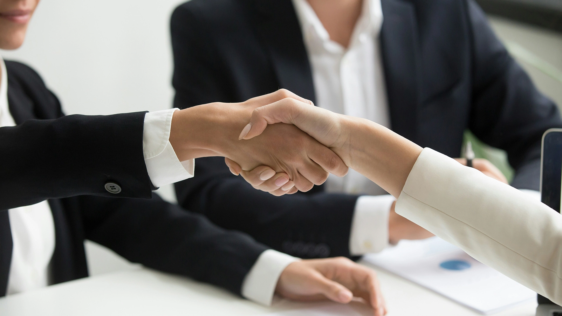 Agentes de IA superam recrutadores humanos em entrevistas de emprego, revela estudo