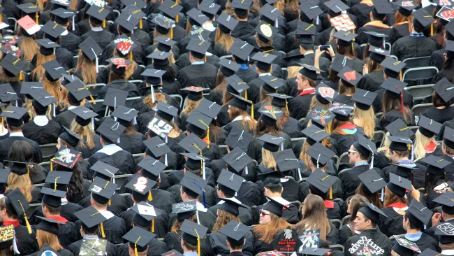 Turma de 2025: Os Primeiros Graduados Universitários Totalmente Educados por IA
